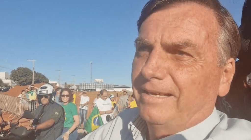 Rezo para o Brasil não viver as dores do comunismo, diz Bolsonaro