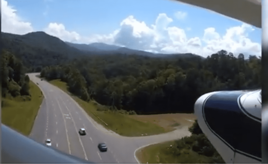 Vídeo: Piloto iniciante faz pouso de emergência em rodovia