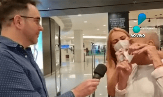 Vídeo: Stênio Garcia é interrompido pela esposa por estar sem máscara em entrevista
