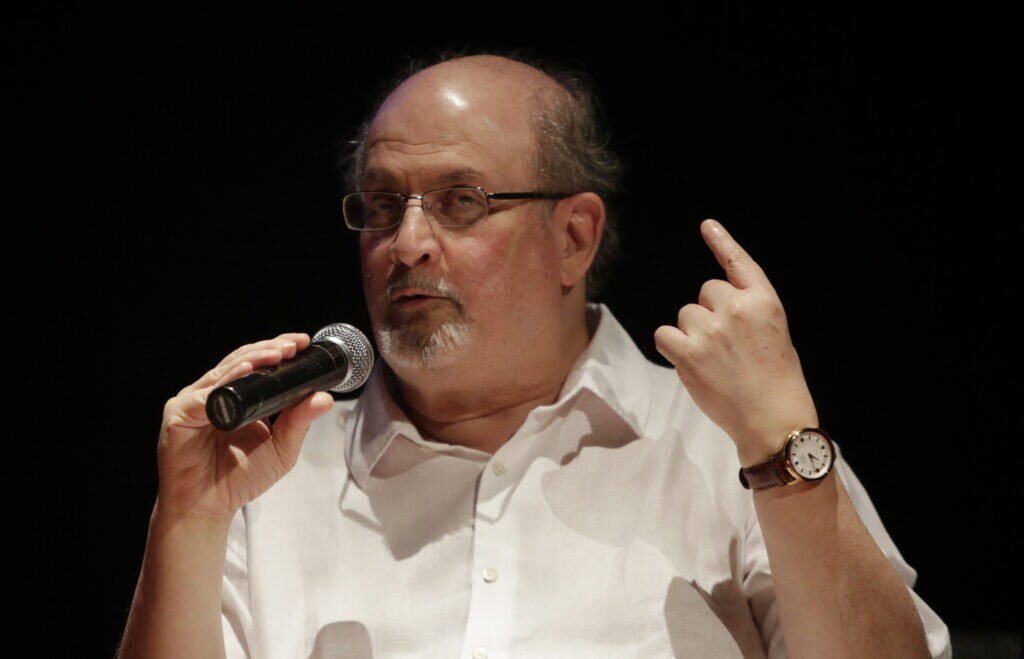 Autor Salman Rushdie segue em estado crítico, mas tem melhora