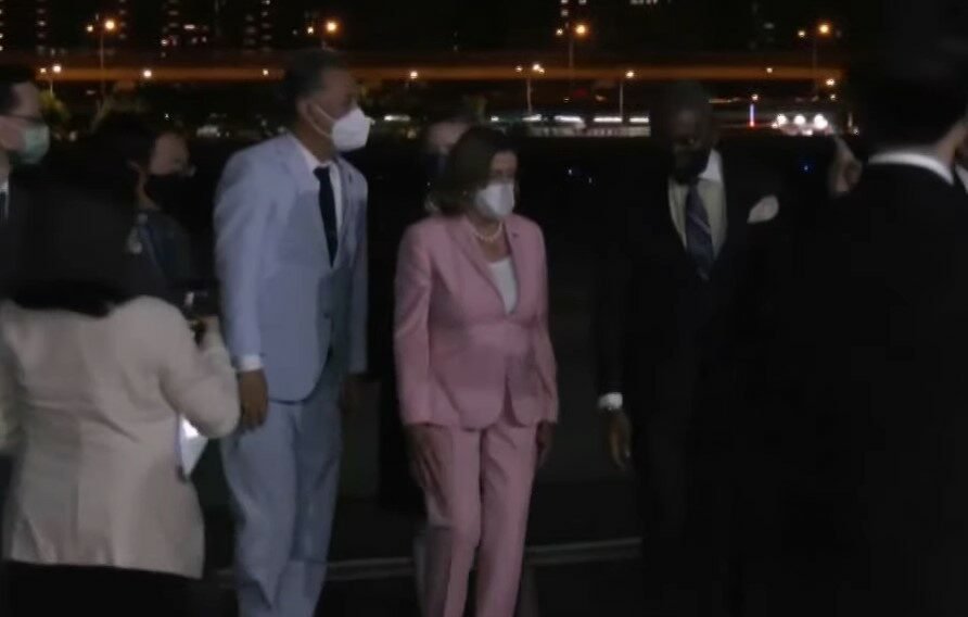 Avião levando Nancy Pelosi pousa no aeroporto em Taiwan