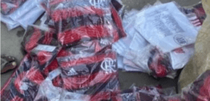 Bandidos roubam caminhão com milhares de roupas do Flamengo