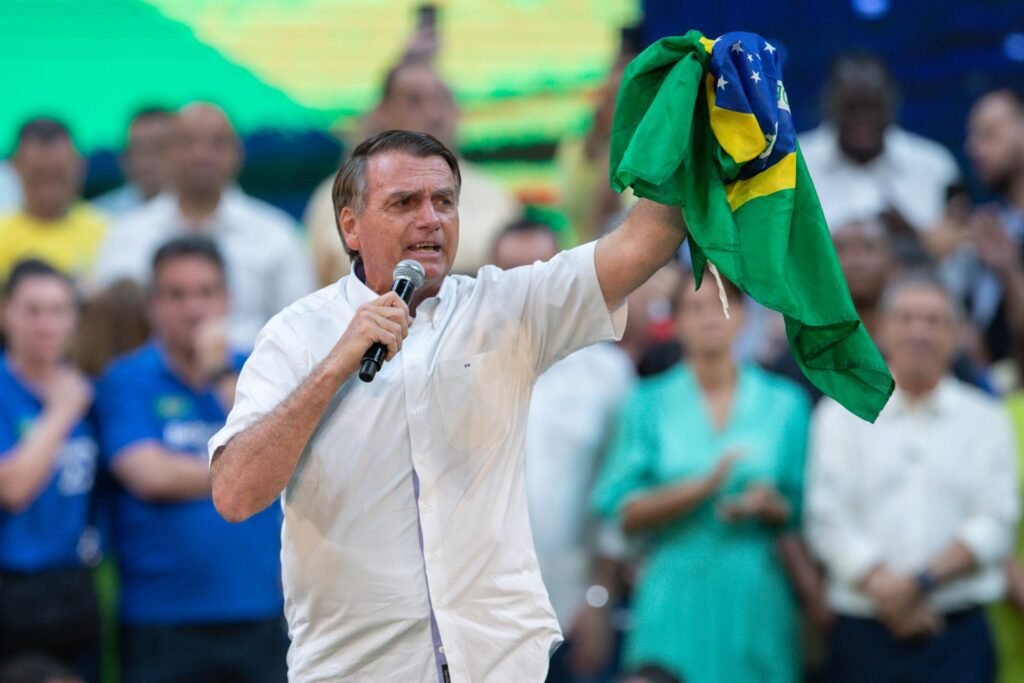 Bolsonaro: Respeito a bandeira, a esquerda bota fogo nela