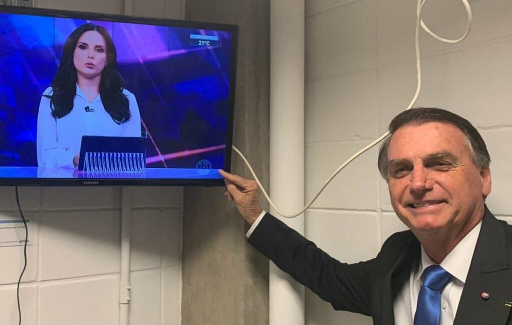 Bolsonaro posta foto assistindo ao SBT no camarim da Globo