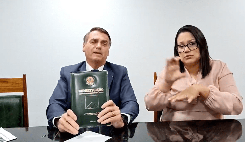 Bolsonaro segura a Constituição: ‘A melhor carta pela democracia’