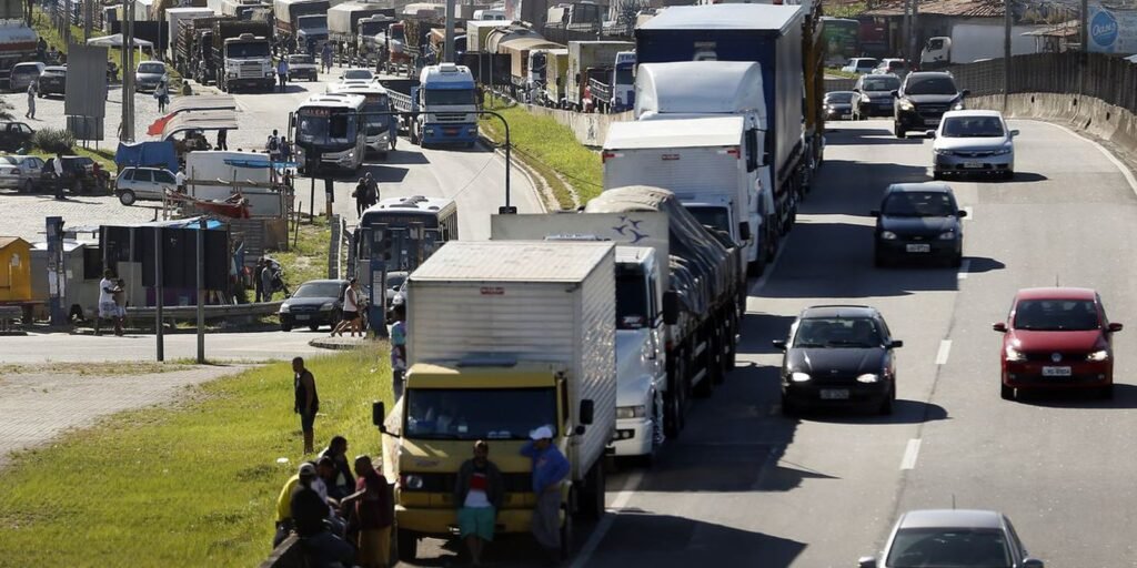 Caminhoneiros recebem auxílio com parcela dobrada