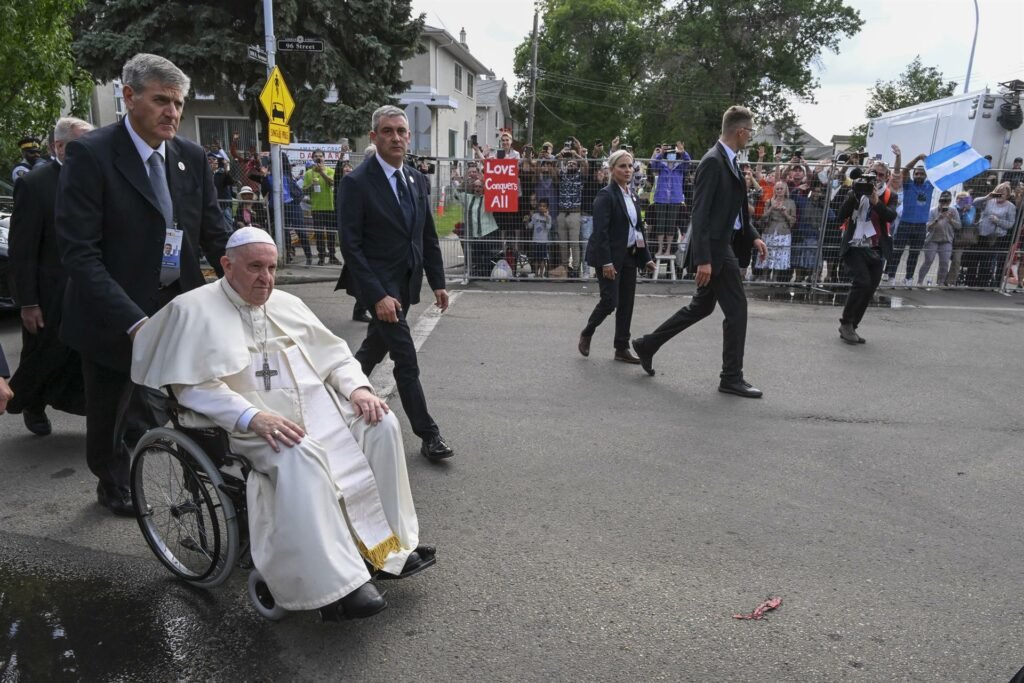 Com saúde fraca, papa prepara sucessão com posse de cardeais