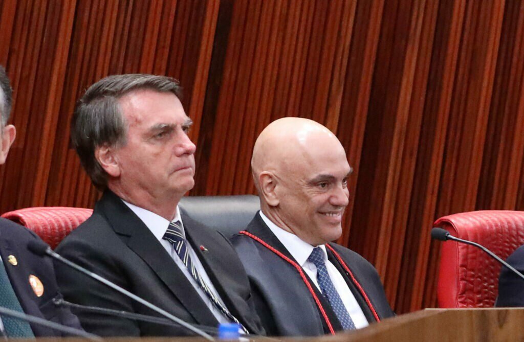 Moraes envia à PGR pedido da PF para indiciar Jair Bolsonaro
