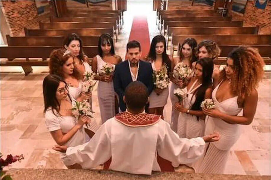 Padre aceitou “casar” modelo brasileiro com nove mulheres