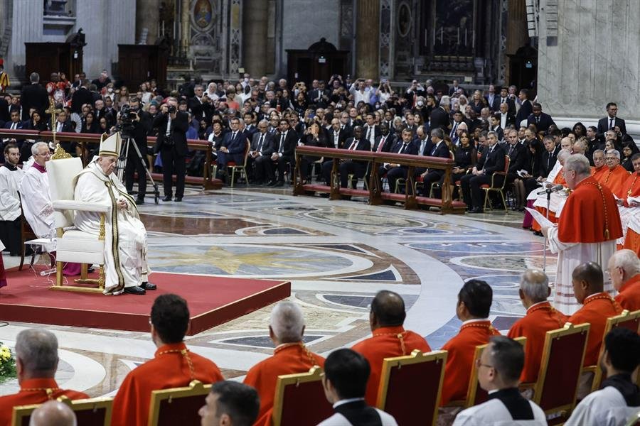 Papa dá posse a 2 cardeais brasileiros, incluindo 1º cardeal da Amazônia