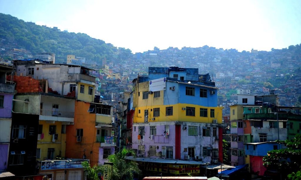Petismo em alerta: pesquisa em favelas mostra Lula e Bolsonaro em disputa acirrada