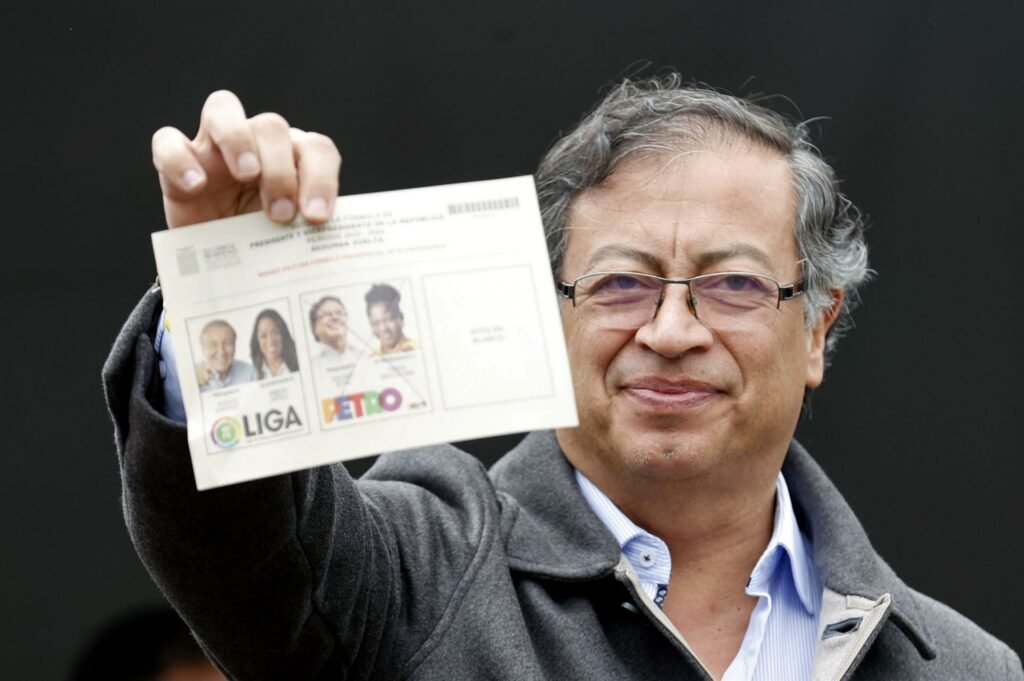 Primeiro presidente de esquerda toma posse na Colômbia
