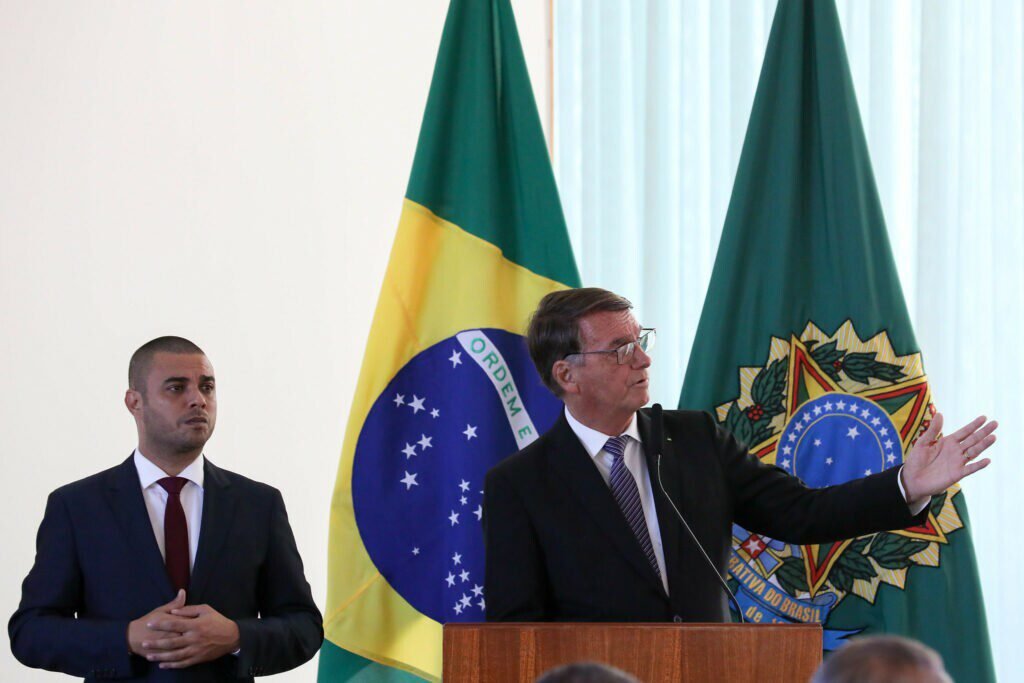 TSE ordena exclusão de vídeo de Bolsonaro com embaixadores