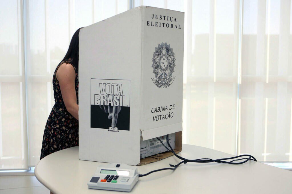 TSE proíbe que eleitores entrem com celular na cabine de votação