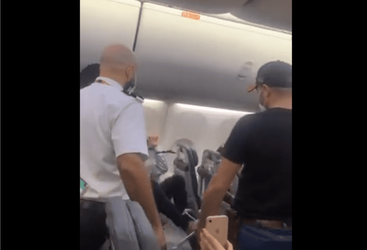Vídeo: Passageiro se descontrola durante voo da Gol