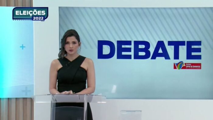 Âncora desmaia ao vivo durante debate e assusta candidatos