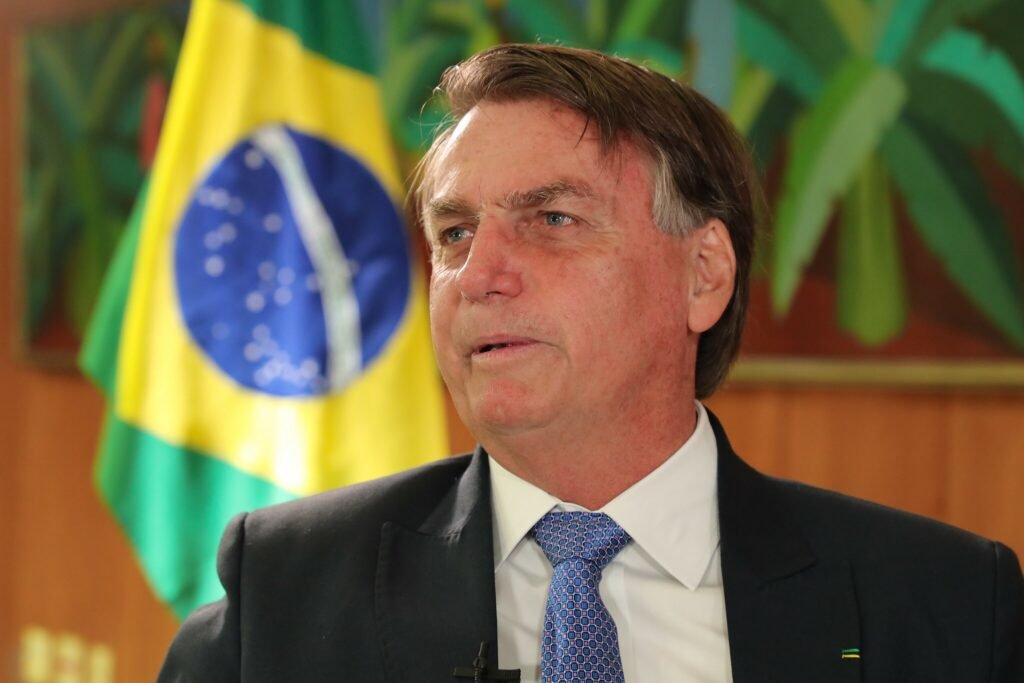 Bolsonaro: Militares vão garantir eleitores de verde e amarelo