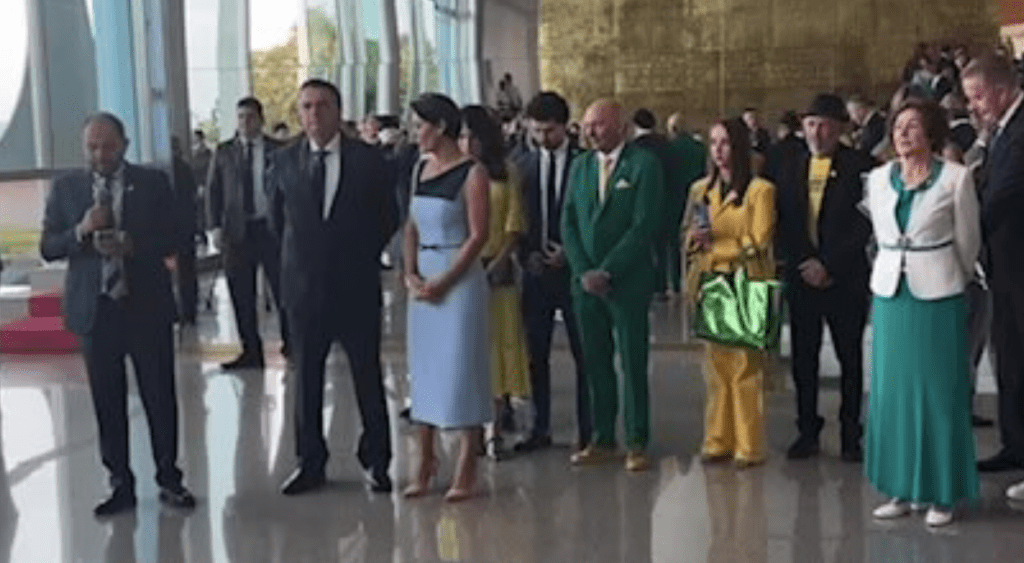 Bolsonaro orou com pastores antes do desfile no DF