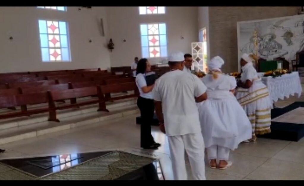 Candomblecistas entram em igreja católica e fazem ritual