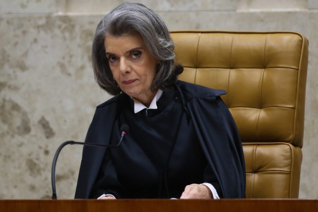 Carmén Lúcia manda arquivar pedido de investigação sobre Bolsonaro