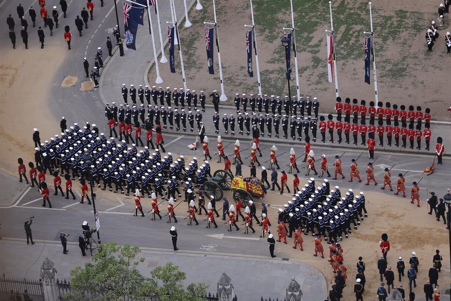 Corpo da rainha Elizabeth II chega à Abadia para funeral