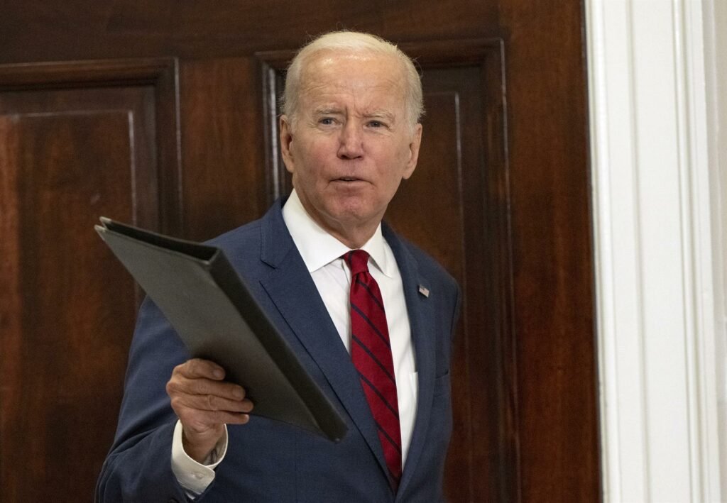 De novo? Joe Biden se perde no palco após discurso