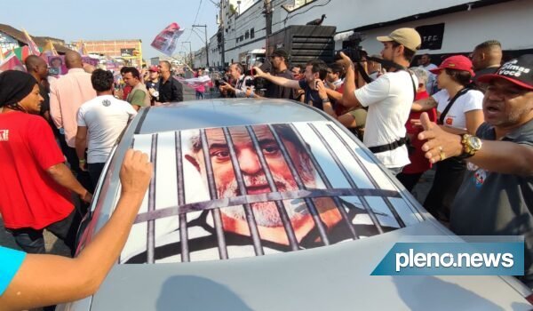 Homem é agredido ao passar com carro exibindo Lula preso