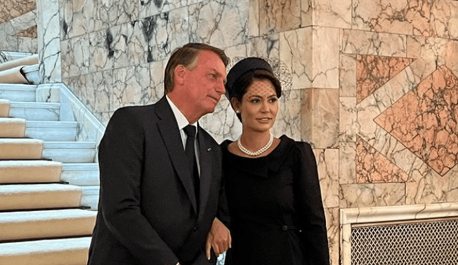 Jair Bolsonaro visita caixão de Elizabeth II e presta homenagem