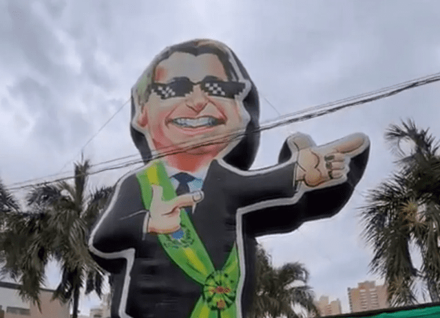 Justiça Eleitoral manda retirar boneco inflável de Bolsonaro