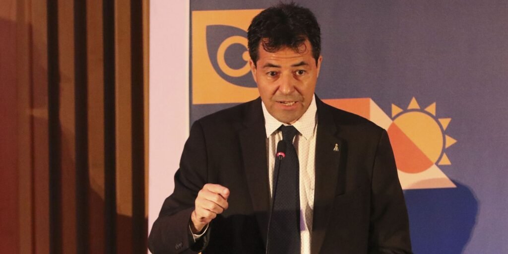 Ministro de Minas e Energia diz que Petrobras venderá refinarias