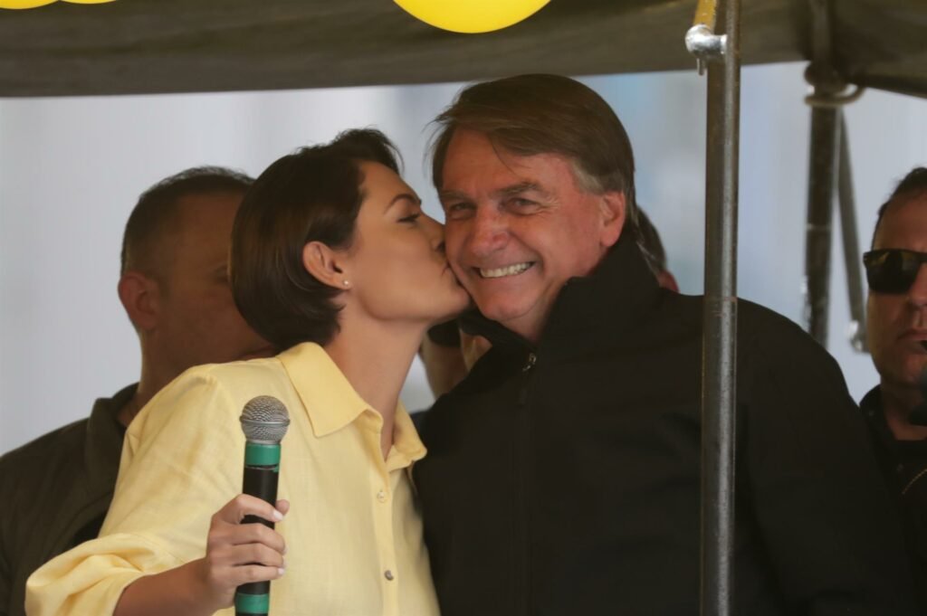 PT quer evitar confronto com Michelle e mira Bolsonaro