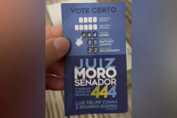 Panfletos de Moro sugerem voto em Jair Bolsonaro: “Vote certo”