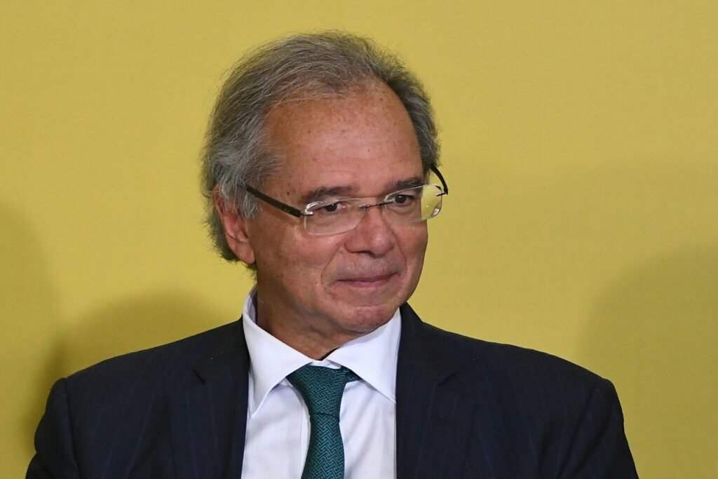 SP: Ministro Paulo Guedes é aplaudido em restaurante