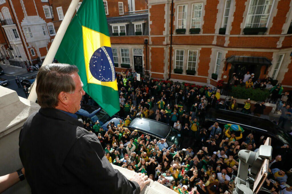 TSE proíbe uso de imagens de Bolsonaro no funeral da rainha