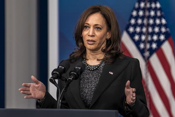 Texas envia outro ônibus com imigrantes para residência de Kamala Harris