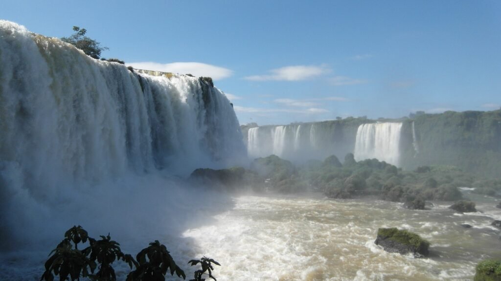 Ao tentar tirar selfie, turista cai nas Cataratas do Iguaçu e morre