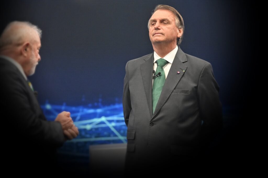 Bolsonaro treina postura e gestos para debate contra Lula na Globo