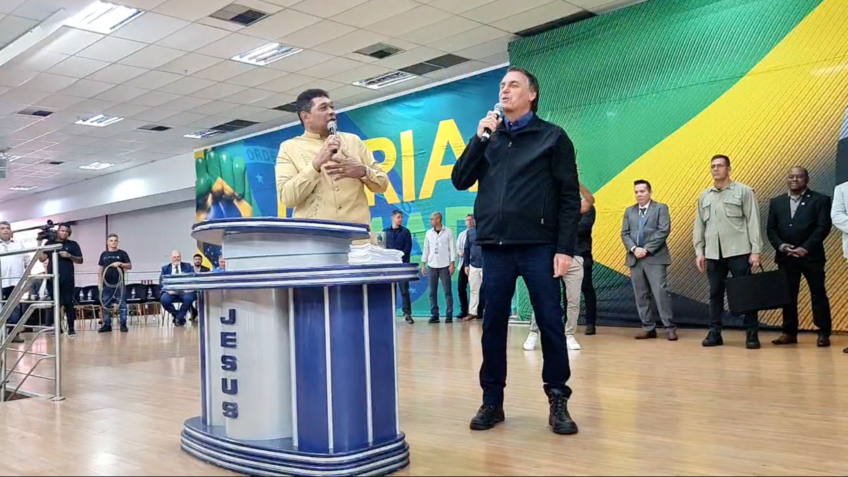 Bolsonaro vai a culto e discursa em igreja do pr. Valdemiro