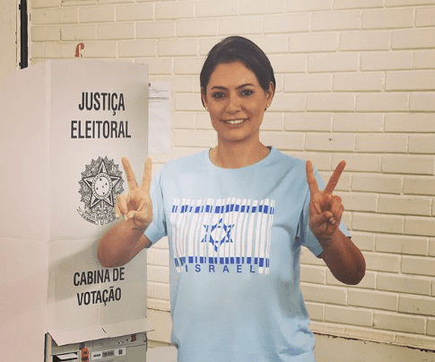 Com camisa de Israel, Michelle vota no DF: “Nas mãos de Deus”