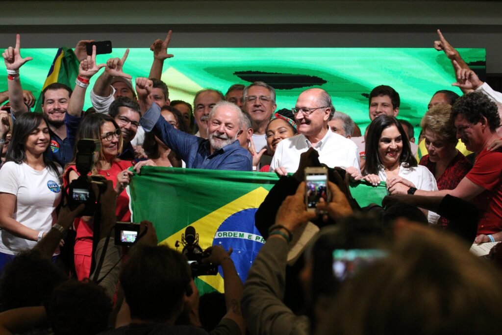Com vitória de Lula, dólar abre em forte alta nesta segunda-feira