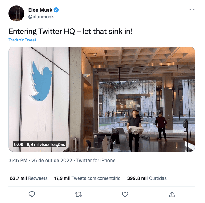 Elon Musk entra na sede do Twitter carregando uma pia