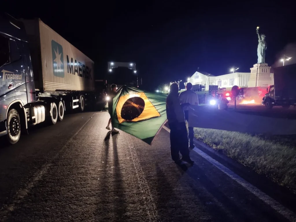 Em protesto a Lula, caminhoneiros bloqueiam estradas em 12 estados e no DF