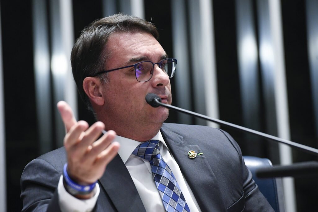 Flávio agradece votos em Bolsonaro: "Vamos erguer a cabeça"