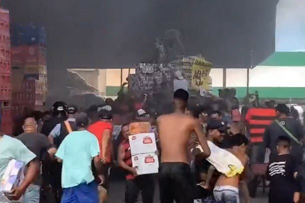 Incêndio em Ceasa no Rio tem saques e tiros para o alto