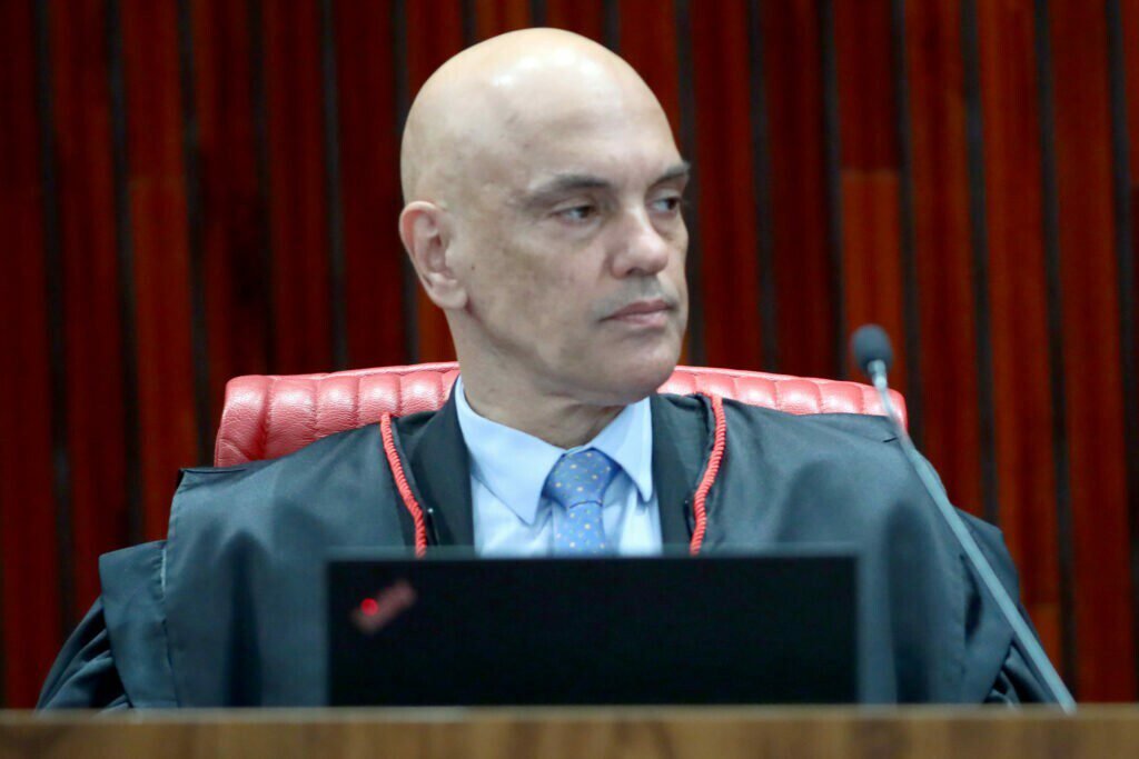 Inserções: Moraes dá 24h para Bolsonaro mostrar provas sérias