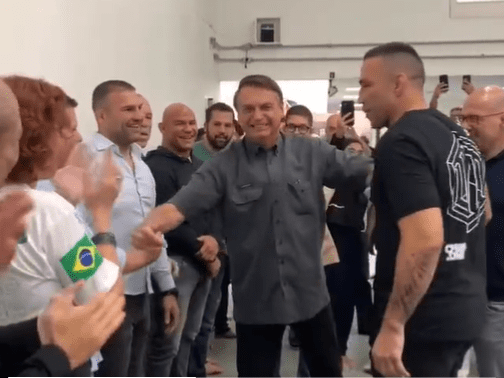 Jair Bolsonaro recebe apoio de lutadores em São Paulo