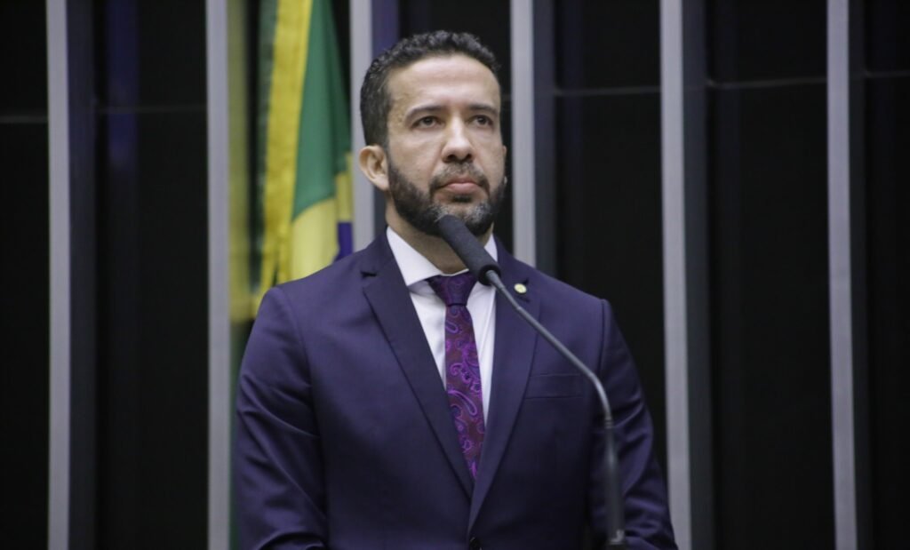 Janones diz querer expulsão de André Valadão e ganha resposta