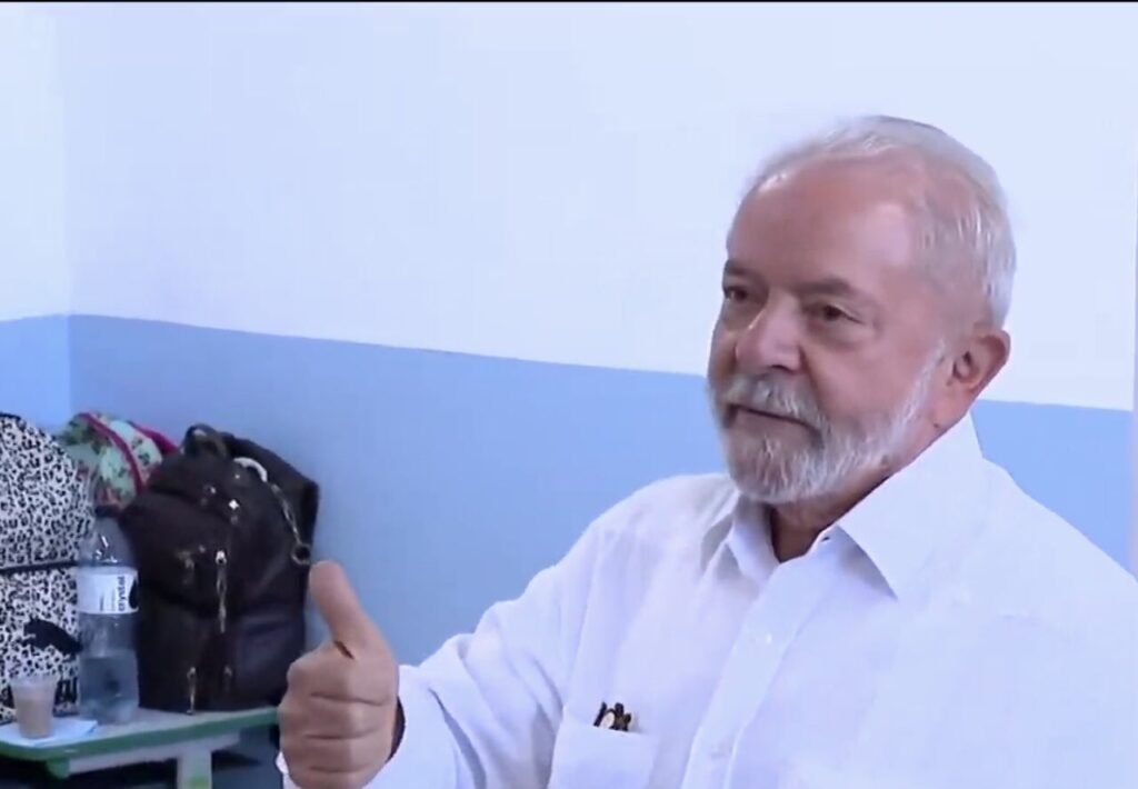 'O 30 de outubro mais importante da minha vida', diz Lula ao votar em SP
