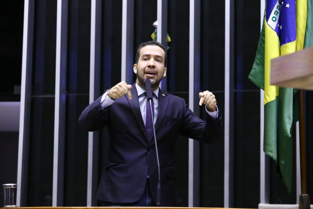 TSE determina nova exclusão de posts de Janones sobre Bolsonaro