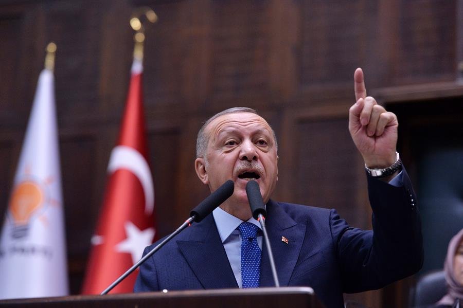 Turquia aprova lei que pode prender jornalistas por ‘desinformação’